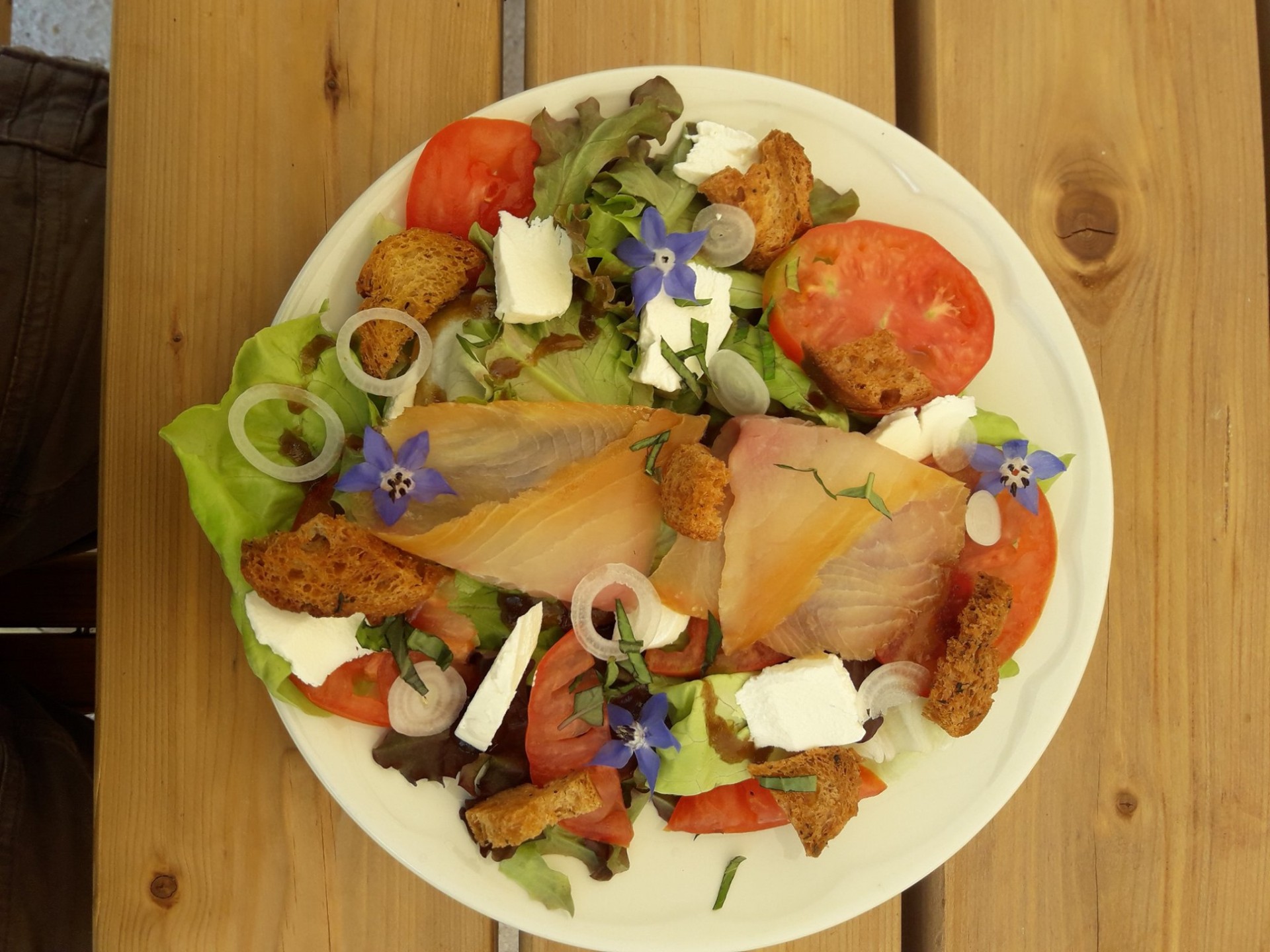 salade à la truite fumée et chèvre frais