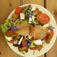 salade à la truite fumée et chèvre frais